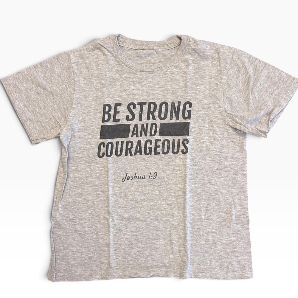 Boys Medium Christian T-Shirt Joshua 1:9 Be Strong Courageous Gray Gildan
